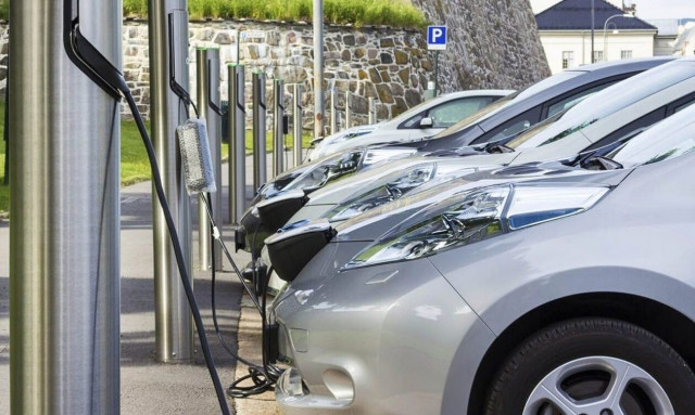 Κούρσα για δύο η επικράτηση στα ηλεκτρικά