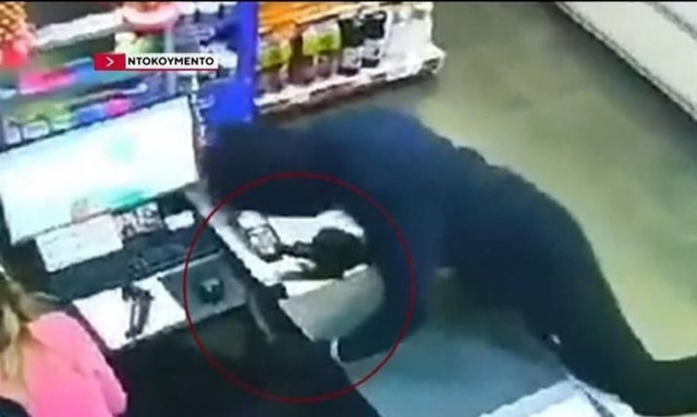 Θεσσαλονίκη: Βίντεο από ληστεία σε ψιλικατζίδικο - Τράβηξε όπλο στο πρόσωπο της υπαλλήλου