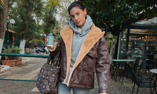 Η Χριστίνα Μπόμπα βρήκε το πιο ζεστό jacket και το φόρεσε με κολάν