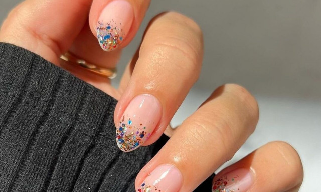 Γαλλικό μανικιούρ: 7 πρωτότυπα σχέδια για αυτόν τον μήνα