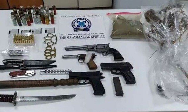 Κορωπί: Συνελήφθη 62χρονος με κλεμμένα αυτοκίνητα, ναρκωτικά και σπαθί κατάνα