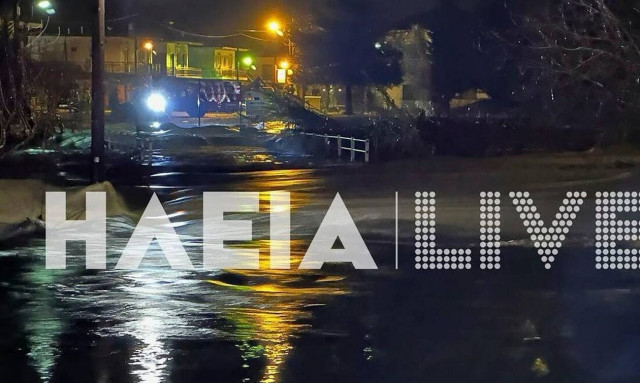 Ηλεία: Αγωνία για τους επιβάτες οχήματος που παρέσυρε χείμαρρος - Κίνδυνος για τα σπίτια του χωριού