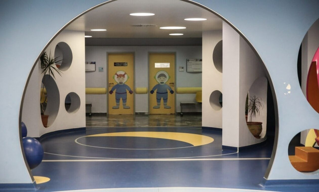 Μέγαρα: Ένταλμα σύλληψης για τον 23χρονο πατριό του 4χρονου που τον ξυλοκόπησε άγρια