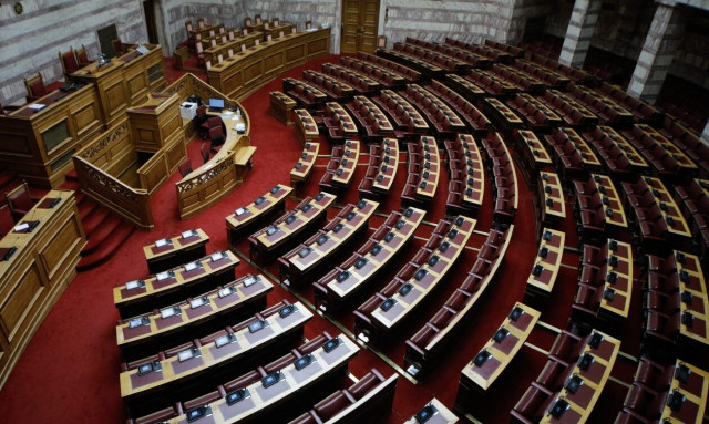 Ομόφυλα ζευγάρια: Στρίβειν δια της αποχής με την κοινωνία στα «κάγκελα»