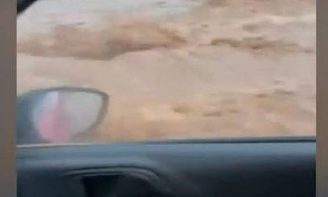 Ηλεία: Όχημα παρασύρθηκε από φουσκωμένο χείμαρρο - Αγνοούνται οι επιβαίνοντες