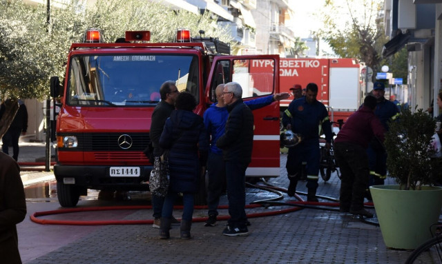 Φωτιά σε διαμέρισμα στον Νέο Κόσμο: Ανασύρθηκε χωρίς τις αισθήσεις του ένας ηλικιωμένος άνδρας