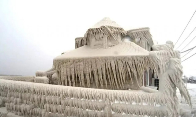 Νέα Υόρκη: Εντυπωσιακές εικόνες από εστιατόριο που έγινε... πάγος μετά τη χιονοθύελλα