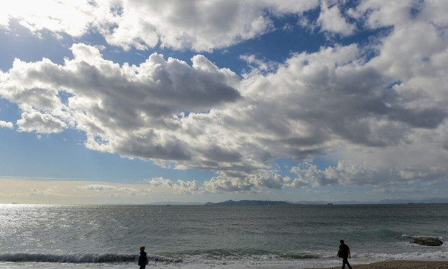 Ο καιρός αύριο: Ανεβαίνει και άλλο η θερμοκρασία – Σε ποιες περιοχές θα σημειωθούν βροχοπτώσεις