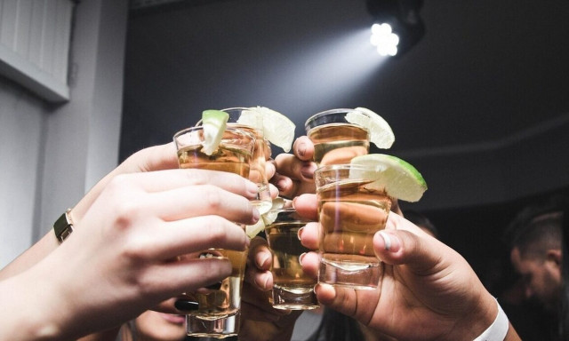 Κυρώσεις για τα ποτά - «μπόμπες»: Λουκέτο και δημοσιοποίηση στοιχείων στα μαγαζιά