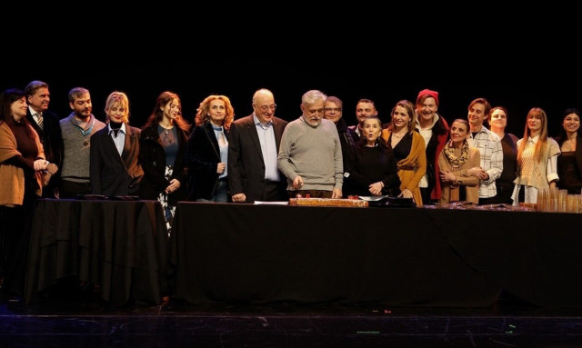 «Το Μυστικό της Κοντέσσας Βαλέραινας»: Ο θίασος έκοψε την πρωτοχρονιάτικη πίτα του