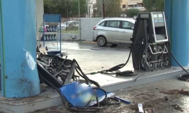 Βίντεο ντοκουμέντο: Η στιγμή που το τζιπ «ισοπεδώνει» το βενζινάδικο στην Άνω Βούλα