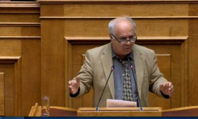 Επιμένει ο Παρασκευαΐδης για ομόφυλα ζευγάρια: «Πάνε να κάνουν επάγγελμα την παρένθετη μητέρα»