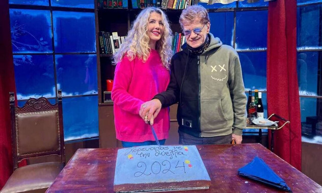 «Χορεύοντας με τη Θύελλα» παράταση παραστάσεων και κοπή πίτας στο θέατρο Πειραιώς 131