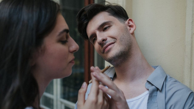 Τι είναι το Breadcrumbing στις σχέσεις και πώς μπορεί να σε χειραγωγούν