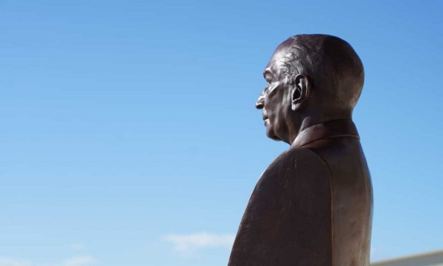 Ο διεθνής γλύπτης Νίκος Φλώρος φιλοτέχνησε αφιλοκερδώς την προτομή του ευεργέτη Ιακώβου Τσούνη