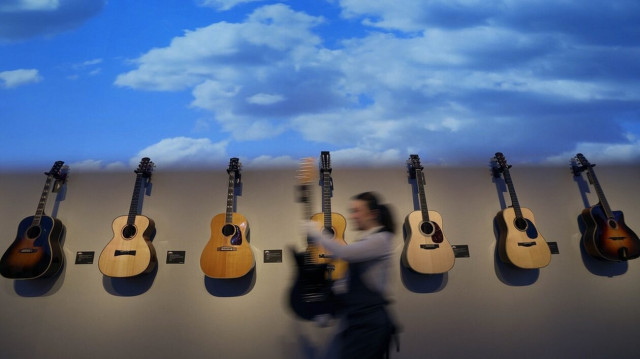 Βρετανία: Σε δημοπρασία οι κιθάρες του Μαρκ Νόπφλερ των Dire Straits