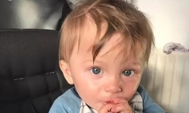 Βρετανία: Θρήνος για το αγοράκι που πέθανε από πείνα και δίψα - Αγκάλιαζε το πόδι του νεκρού πατέρα