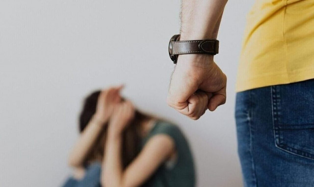 Σοκ στο Ηράκλειο: Άνδρας ξυλοκόπησε άγρια τη σύζυγό του μπροστά στα δύο μικρά παιδιά τους