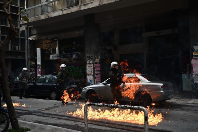 Εξάρχεια: Επιθέσεις με μολότοφ από αγνώστους - Με κρότου λάμψης απάντησε η ΕΛ.ΑΣ