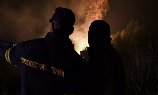 Φωτιά Κάρυστος: Σε δύσβατο ορεινό σημείο το πύρινο μέτωπο – Ισχυροί άνεμοι στην περιοχή