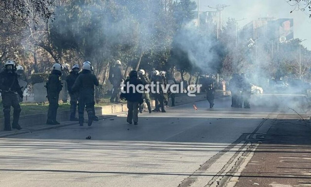 Επεισόδια με μολότοφ έξω από το ΑΠΘ