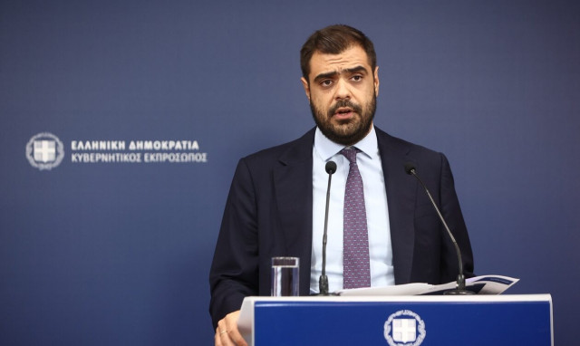 Live η ενημέρωση των πολιτικών συντακτών από τον Παύλο Μαρινάκη