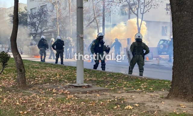 Θεσσαλονίκη: Επεισόδια με μολότοφ έξω από το ΑΠΘ μεταξύ κουκουλοφόρων και ΜΑΤ