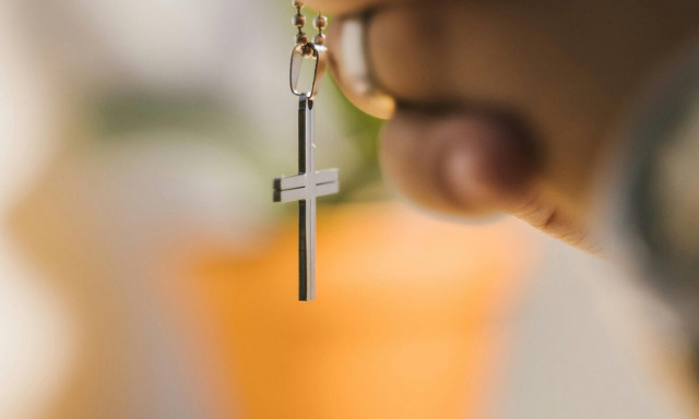 Χαλάνδρι: Ηλικιωμένος σε κοσμηματοπωλείο πλήρωσε με ένα τενεκέ λάδι ένα χρυσό σταυρουδάκι