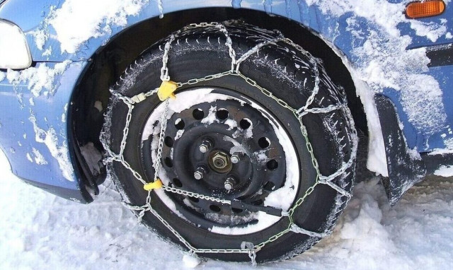 Θεσσαλονίκη: Υποχρεωτικές οι αλυσίδες μετά τις 14:00 το μεσημέρι λόγω του χιονιά