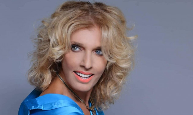 Η Κρινιώ Νικολάου παρουσιάζει τα καινούργια της τραγούδια