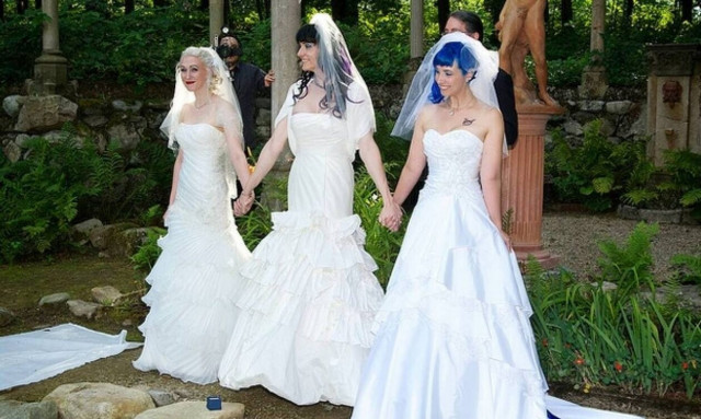 Ομόφυλα ζευγάρια: Μετά τις τεκνοθεσίες θέλουν και πολυγαμία!