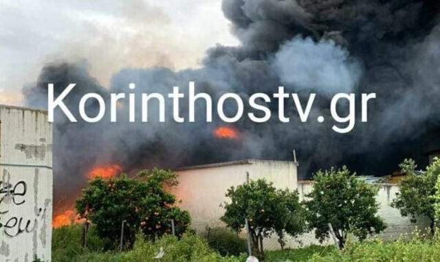Μεγάλη φωτιά σε εργοτάξιο στην Κόρινθο