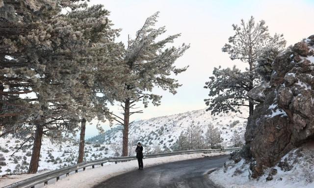 Καιρός: Στα «λευκά» η βόρεια Ελλάδα - Προβλήματα στο οδικό και θαλάσσιο δίκτυο της χώρας