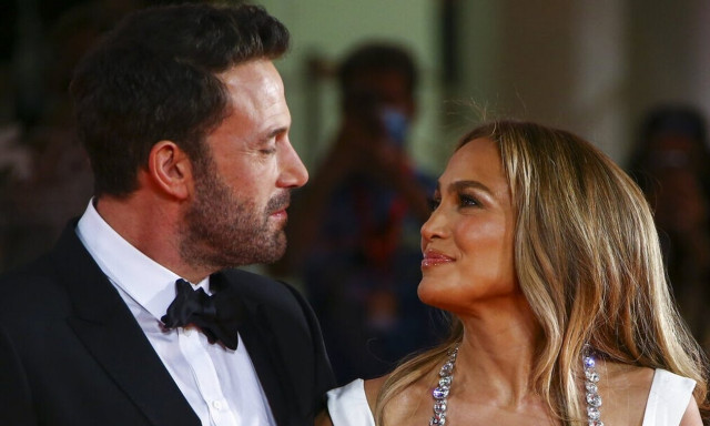 Tζένιφερ Λόπεζ: Έβαλε «φωτιά» στο ίντερνετ με φλογερά κόκκινα εσώρουχα για τη Γιορτή των Ερωτευμένων