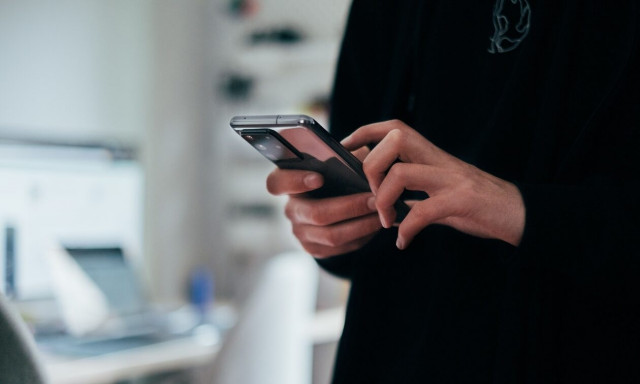 Εννέα στους δέκα Έλληνες είναι… όλη μέρα με το κινητό στο χέρι – «Σερφάρισμα» από 5 χρονών