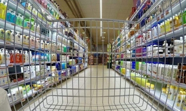 Ακρίβεια... δίχως όριο: Έως 1.110 ευρώ τα έξοδα τετραμελούς οικογένειας μόνο για τα απαραίτητα