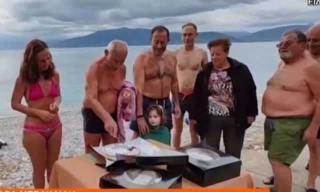 Ναύπλιο: Χειμερινοί κολυμβητές έκοψαν την Πρωτοχρονιάτικη πίτα τους και βούτηξαν στα παγωμένα νερά
