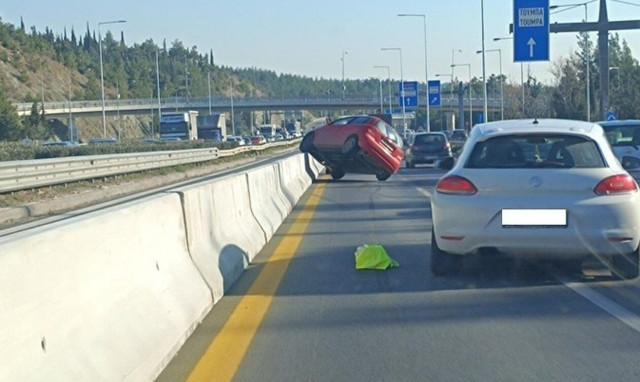 Θεσσαλονίκη: Αυτοκίνητο εξετράπη της πορείας του και «καβάλησε» το στηθαίο