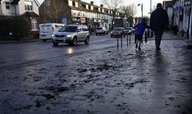 Μεγάλη Βρετανία: Φονικές καταιγίδες προκαλούν χάος στις μετακινήσεις