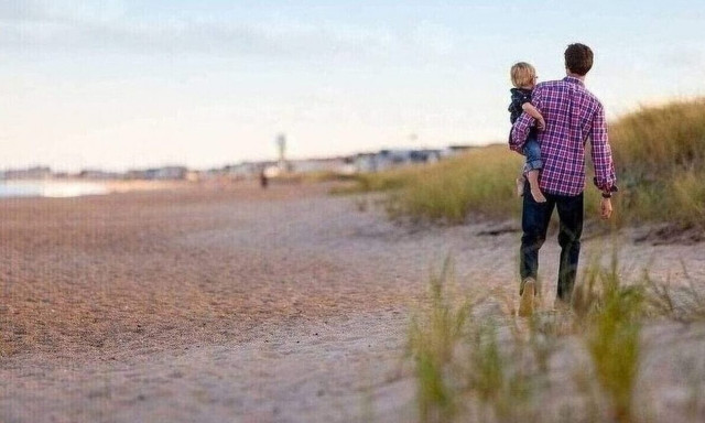 Αύξηση επιδόματος γέννησης στα 3.000 ευρώ για τις τρίτεκνες οικογένειες