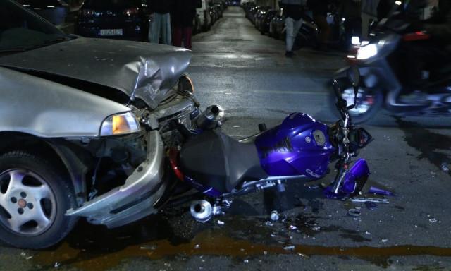 Τροχαίο ατύχημα στην Πατησίων: Ένας τραυματίας ύστερα από σύγκρουση ΙΧ με μοτοσυκλέτα