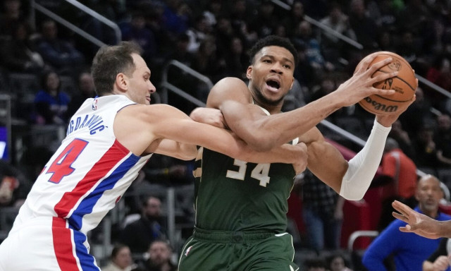 NBA: «Τριπλός» Αντετοκούνμπο παρέσυρε τους Πίστονς - Ιστορική βραδιά για Εμπίιντ με 70 πόντους