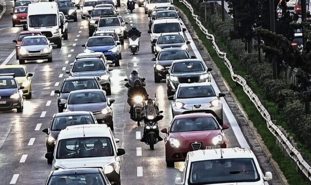 Κίνηση τώρα: Στο κόκκινο Κηφισίας και Κηφισός – Προβλήματα και στο κέντρο της Αθήνας