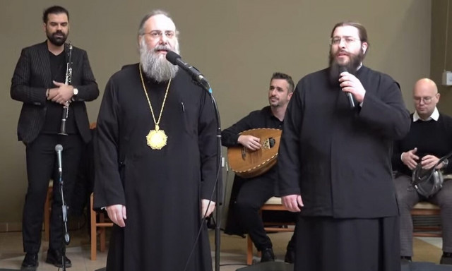 Τρίκαλα: Ο Μητροπολίτης Τρίκκης ερμήνευσε παραδοσιακά τραγούδια με τον Αρχιδιάκονό του