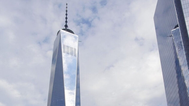 HΠΑ: Απεργία δημοσιογράφων υπό βροχή, το πρωί, έξω από το κτίριο One World Trade Center