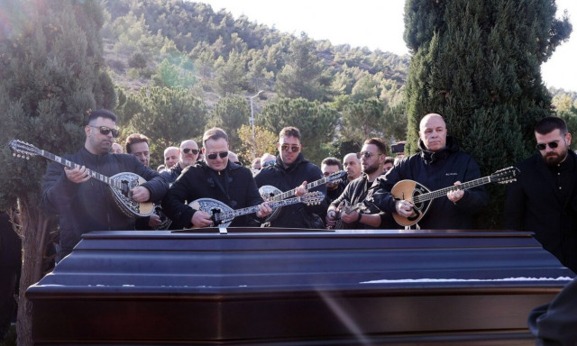 Χάρης Κωστόπουλος: Με μπουζούκια στην τελευταία του κατοικία