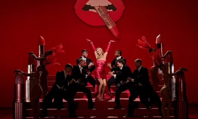 Κέιτ Μος: Μεταμορφώθηκε σε Μέριλιν Μονρό και έκλεψε την παράσταση - Τα 50α της γενέθλια