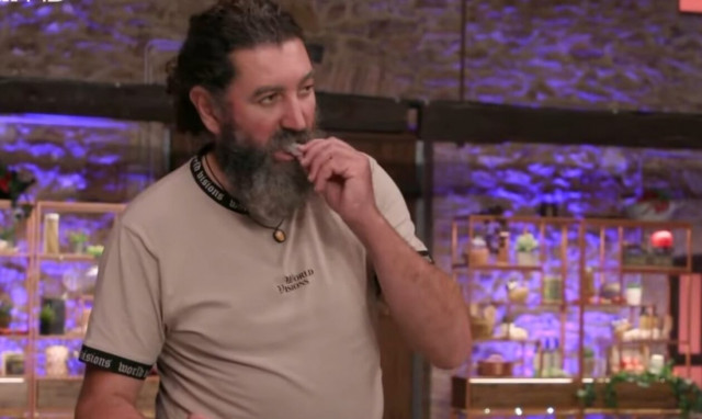MasterChef: Σάλος με παίκτη που δοκίμασε το ψάρι και το έβαλε ξανά μέσα στην κατσαρόλα