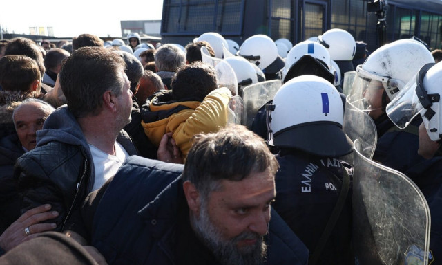 Επεισόδια και χημικά στο αγροτικό μπλόκο στη Θεσσαλία