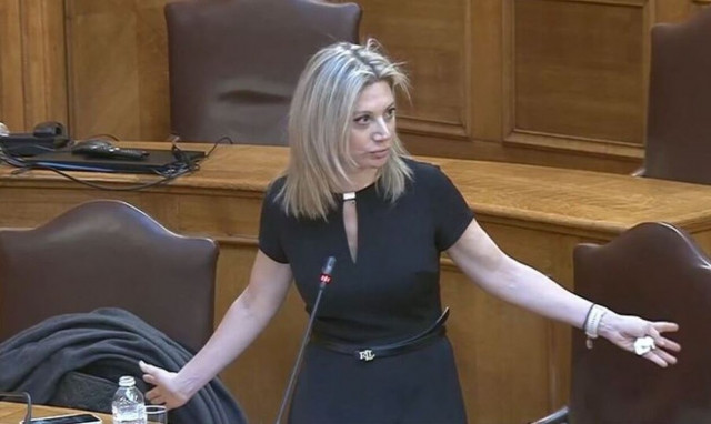 Tέμπη: «Δίπλα μου είναι 57 νεκροί και 180 τραυματίες» - Συγκλονίζει μητέρα που έχασε την κόρη της